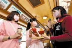 天津青旅公交站内一辆复古“铛铛车”引围观