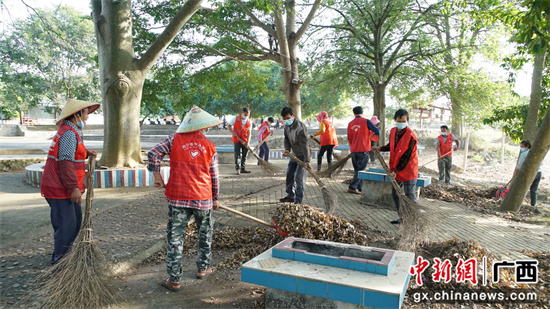 龙省村村民积极参与环境卫生整治。邱水连 摄