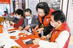 62岁的“天津好人”吕爱茹无私奉献社会 侠义女画家 助人上了“瘾”