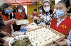 社区志愿者送关爱 将温暖和祝福送给老人们