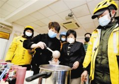 “浓浓工会情 温暖腊八节” 户外劳动者喝上腊八粥
