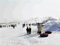 全市各大滑雪场开放 推出多种雪上冰上项目：元旦假期市民畅享冰雪乐趣
