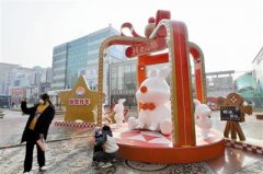 津门卡通兔上岗 街头年味浓