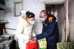 点一盏心灯暖一院人生——“电亲戚”与盲人邻居的第61个春节