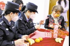 “挥毫泼墨写春联 巧手剪纸迎新春”送“福”进社区 警民携手迎新春