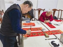 天津王顶堤街道社工站联合淦江里社区开展“迎新春，送福字，贴福字”为群众