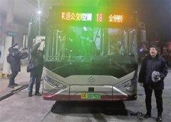 老乘客、公交迷来到北辰区泰莱道公交站为公交18路送行！