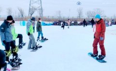 在宁河区大北涧沽镇“四季乐园 冰雪世界”为冰雪爱好者开设公益课堂，传递