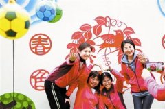 天津市红桥区第十幼儿园的老师们积极与擅长绘画的保安徐师傅一起，用彩笔绘