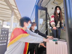 公交8路青年志愿者，假日真情服务乘客
