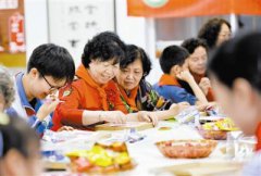 和平区新疆路社区举办“关爱老人、回顾童年、快乐六一”主题活动