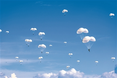 空降兵某旅组织低空集群伞降训练