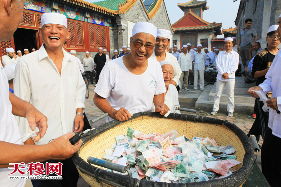 穆斯林在清真寺内捐款把钱施舍给贫困家庭
